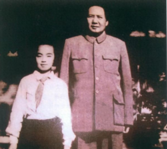 ​左权之女：8岁母亲改嫁，12岁毛主席拉她合影，上大学陈赓帮忙