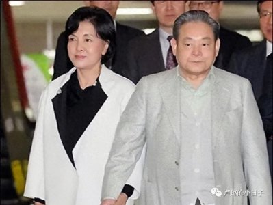 ​身家百亿的三星白富美李富真，51岁也能穿出优雅知性范