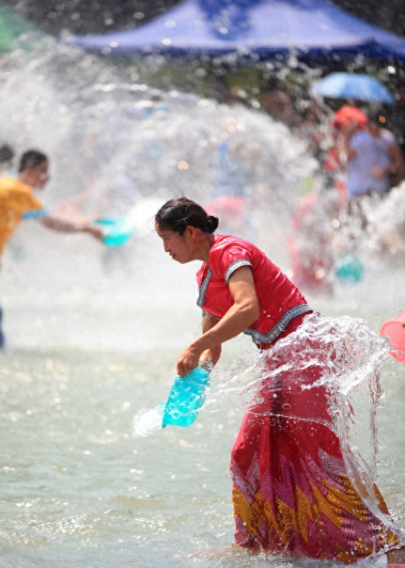民族传统风俗：傣族的“泼水节”