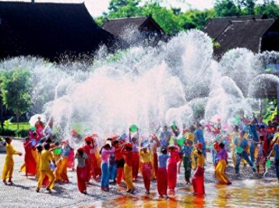 ​民族传统风俗：傣族的“泼水节”
