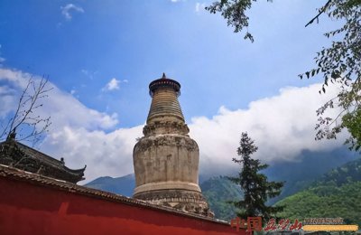 ​五台山出现“菩萨显灵”异象，众多信徒纷纷跪拜，菩萨真的存在？