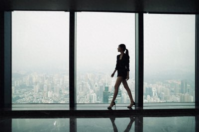 ​赵露思这“超模腿”真优美，穿西装再套小短裤，三七分比例直又白