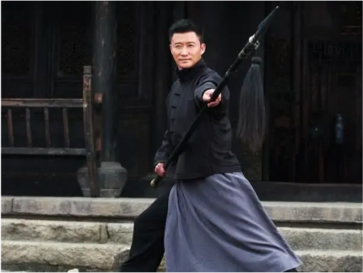 ​吴京的家世背景很深，假如放在曾经，吴京的身份是＂王爷＂