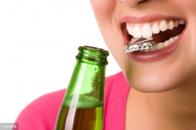 ​怎么开酒瓶盖子（怎么开酒瓶盖子图解）