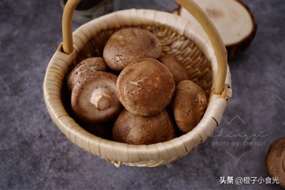 ​蘑菇怎么洗干净（清洗香菇，只用清水是不行的，教你1招洗干净，脏东西小