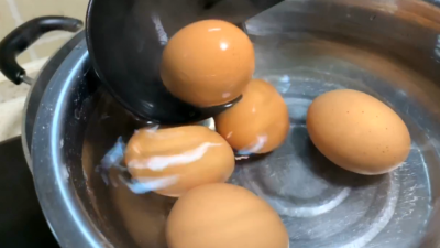 ​鸡蛋几分钟煮熟（煮鸡蛋几分钟最佳时间）