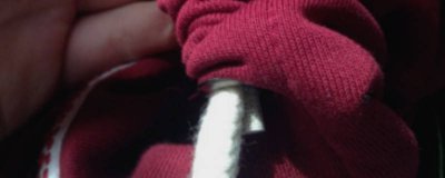​裤子绳子缩进去怎么弄出来 裤子绳子缩进去怎么弄出来视频
