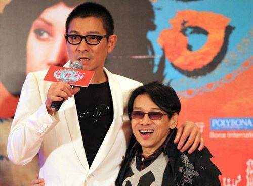 他在感情生活中也同样幸福，他的妻子一位美女影星。