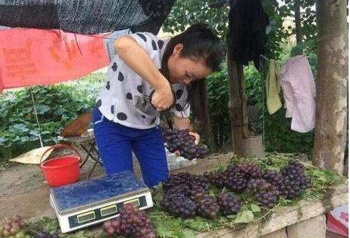 “草帽姐”徐桂花：从爆红到沦落摆地摊，8年来她都经历了什么？