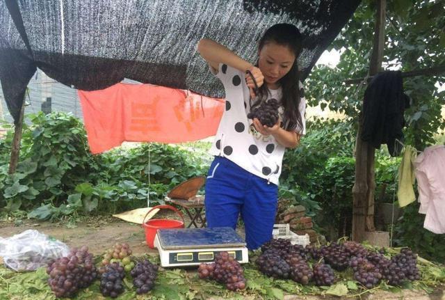 “草帽姐”徐桂花：从爆红到沦落摆地摊，8年来她都经历了什么？