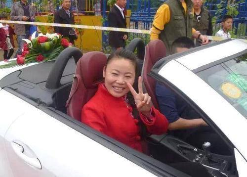 “草帽姐”徐桂花：从爆红到沦落摆地摊，8年来她都经历了什么？