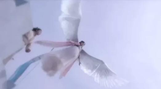 同样“有翅膀”：锦觅绝美，雪飞霜仙气，看到霸气的她：输了输了