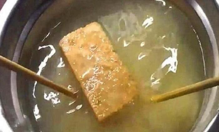 压缩饼干到底是什么？军用压缩饼干真的能抗饿吗？放进热水后便知