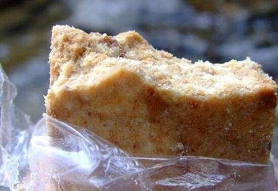 压缩饼干到底是什么？军用压缩饼干真的能抗饿吗？放进热水后便知