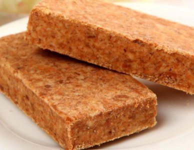 ​压缩饼干到底是什么？军用压缩饼干真的能抗饿吗？放进热水后便知