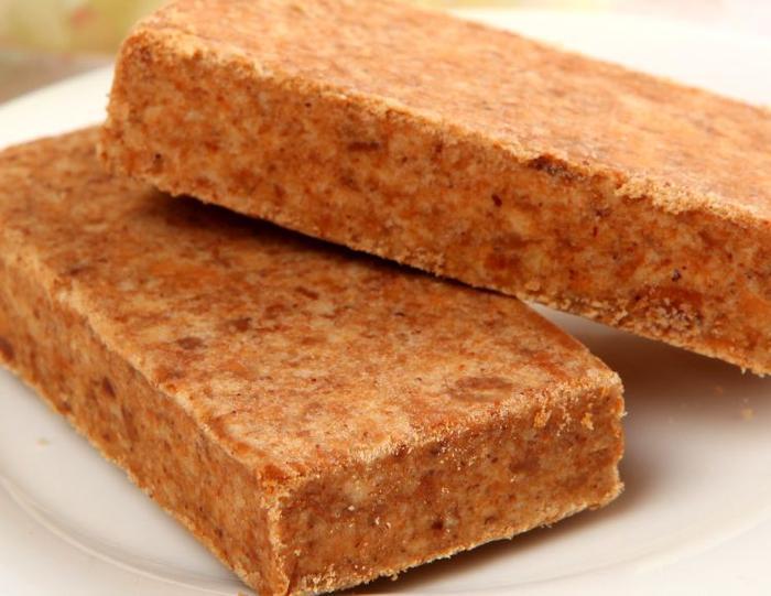 压缩饼干到底是什么？军用压缩饼干真的能抗饿吗？放进热水后便知