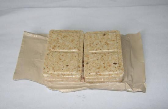 压缩饼干到底是什么？军用压缩饼干真的能抗饿吗？放进热水后便知