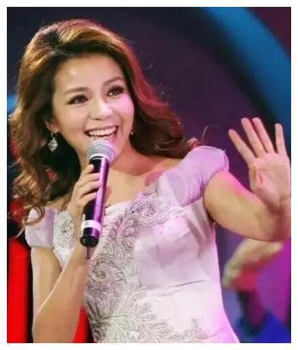 “央视一姐”朱迅：光鲜亮丽的背后，千疮百孔的人生，让人心酸