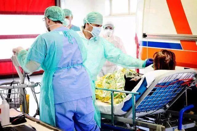 曾和央视主播约辩的翠西下岗了！就因为维护了特朗普？
