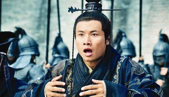 大臣逼迫献帝让位，曹丕阴谋诡计终于得逞