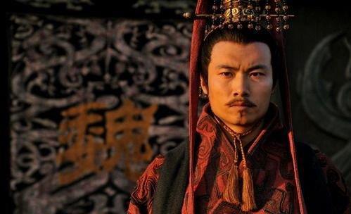 大臣逼迫献帝让位，曹丕阴谋诡计终于得逞