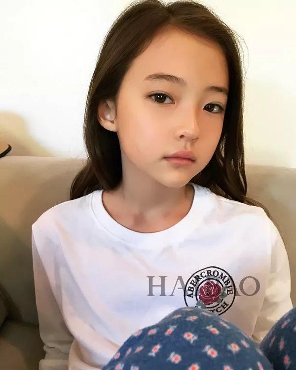 才10岁就气质赶超爱豆？这枚混血妹纸简直就是小仙女