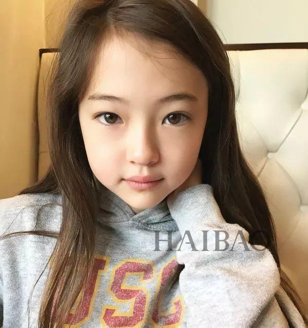 才10岁就气质赶超爱豆？这枚混血妹纸简直就是小仙女