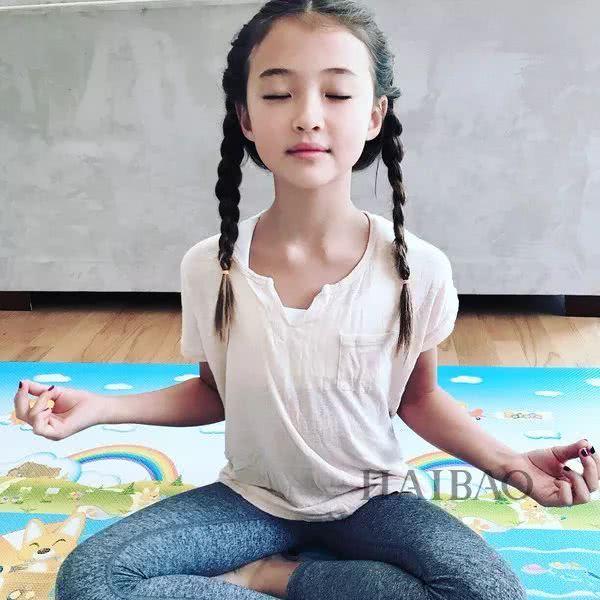 才10岁就气质赶超爱豆？这枚混血妹纸简直就是小仙女