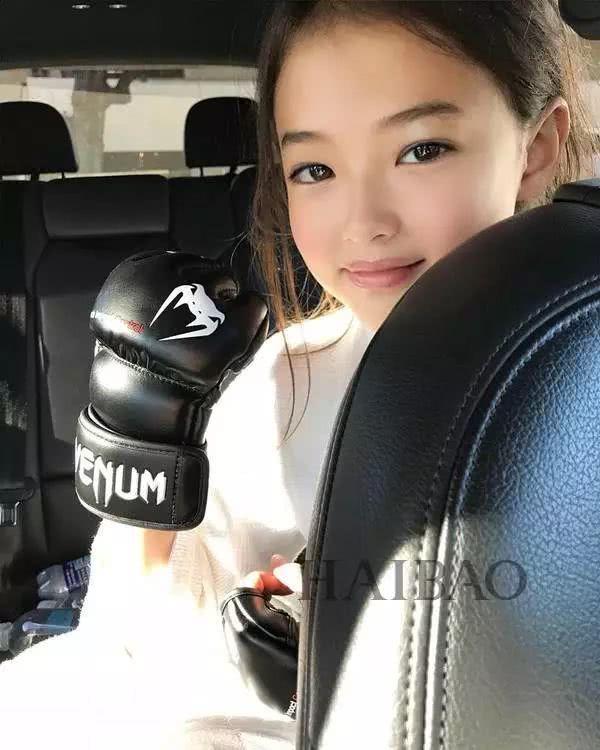 才10岁就气质赶超爱豆？这枚混血妹纸简直就是小仙女