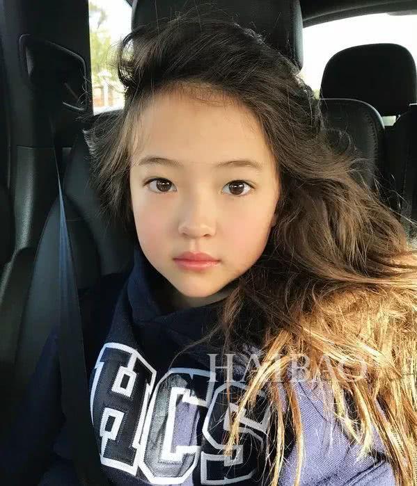 才10岁就气质赶超爱豆？这枚混血妹纸简直就是小仙女