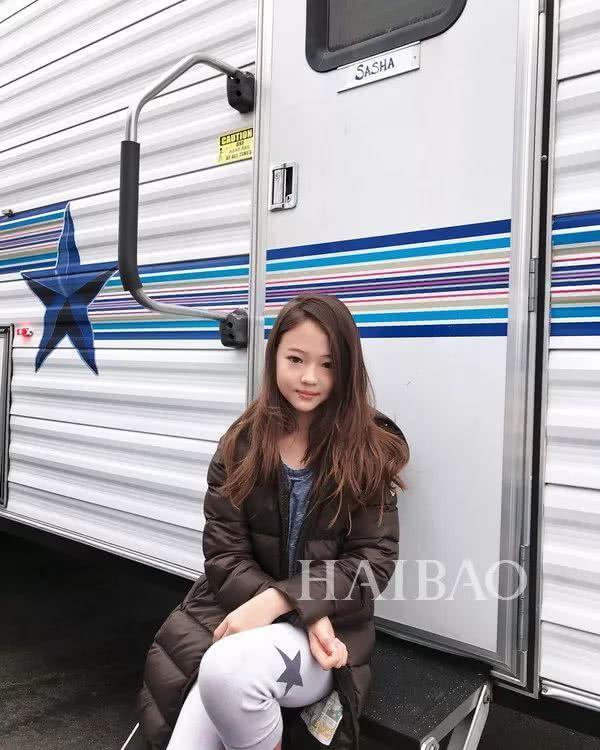 才10岁就气质赶超爱豆？这枚混血妹纸简直就是小仙女