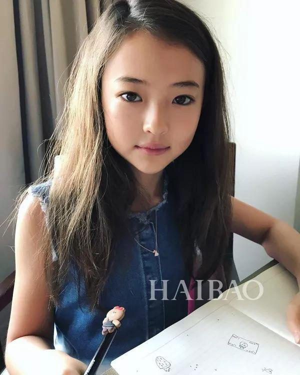 才10岁就气质赶超爱豆？这枚混血妹纸简直就是小仙女