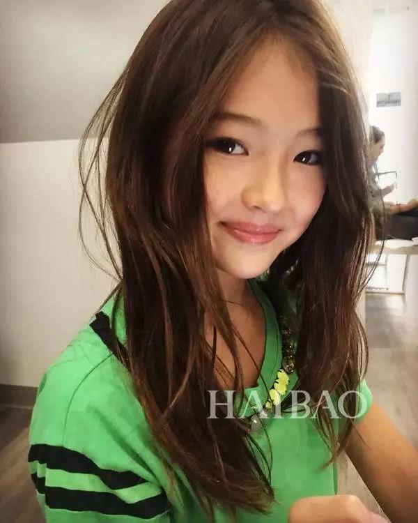 才10岁就气质赶超爱豆？这枚混血妹纸简直就是小仙女