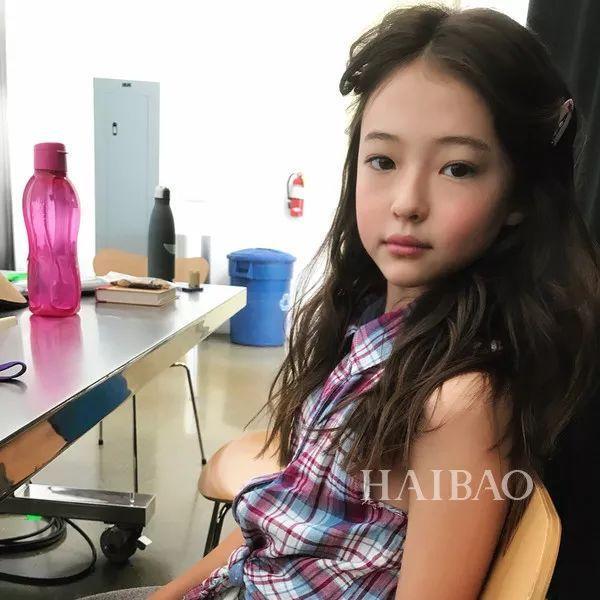 才10岁就气质赶超爱豆？这枚混血妹纸简直就是小仙女