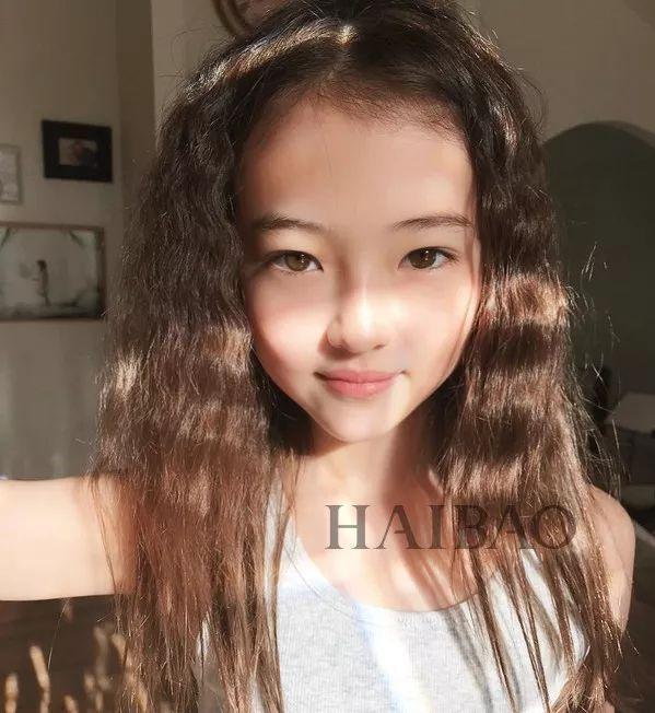 才10岁就气质赶超爱豆？这枚混血妹纸简直就是小仙女