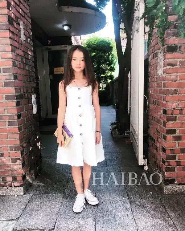 才10岁就气质赶超爱豆？这枚混血妹纸简直就是小仙女