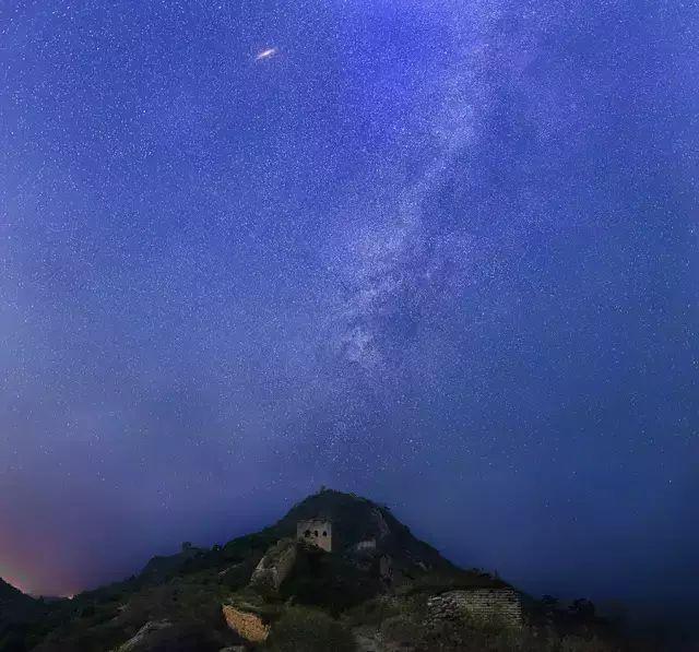 假如以光速旅行，我们这一生能踏遍137亿光年的宇宙吗？