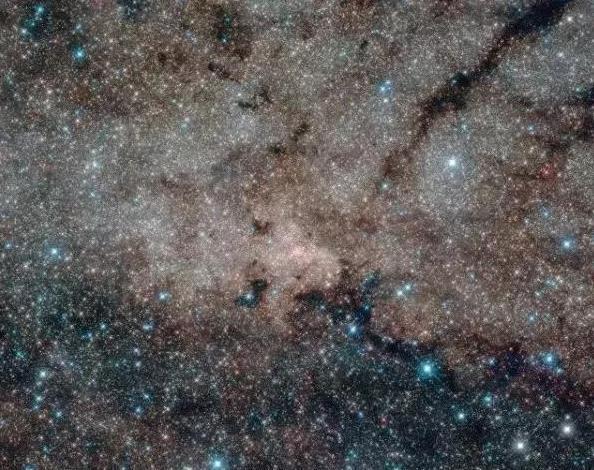 假如以光速旅行，我们这一生能踏遍137亿光年的宇宙吗？
