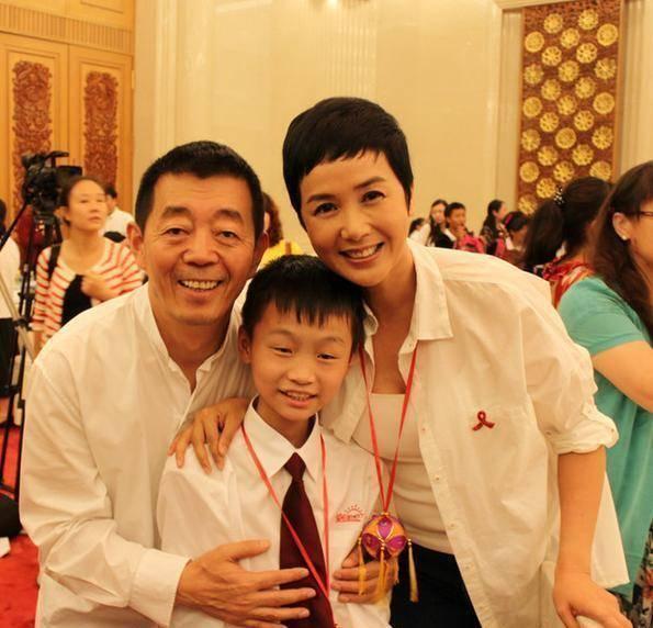 蒋雯丽17岁儿子近照曝光，长相惹争议，网友：爸爸的基因真强大