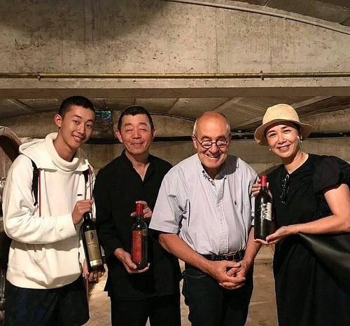 蒋雯丽17岁儿子近照曝光，长相惹争议，网友：爸爸的基因真强大