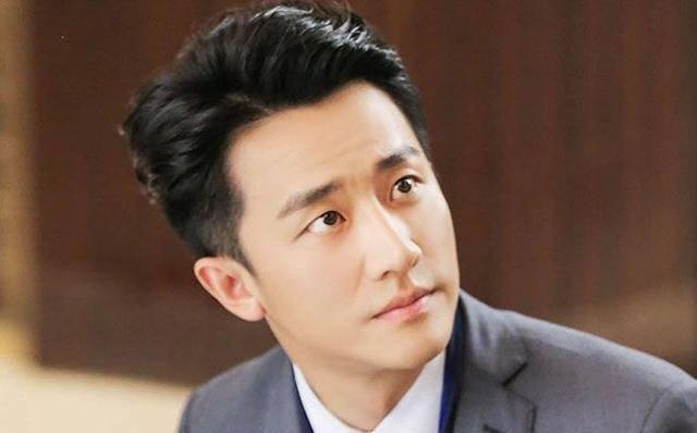 蒋雯丽17岁儿子近照曝光，长相惹争议，网友：爸爸的基因真强大