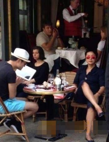 蒋雯丽17岁儿子近照曝光，长相惹争议，网友：爸爸的基因真强大