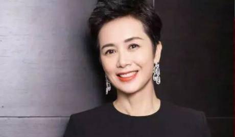 蒋雯丽17岁儿子近照曝光，长相惹争议，网友：爸爸的基因真强大