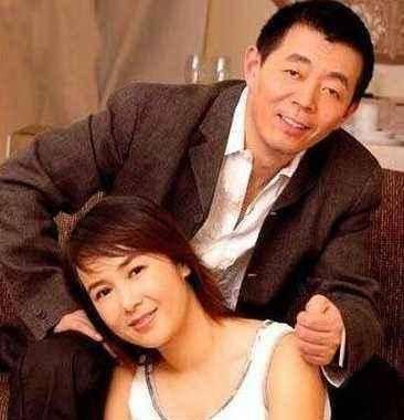 蒋雯丽17岁儿子近照曝光，长相惹争议，网友：爸爸的基因真强大