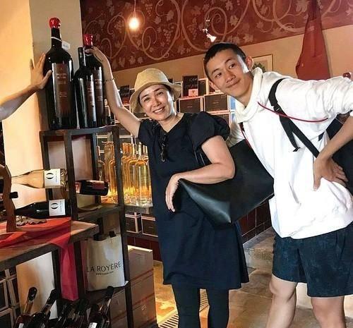 蒋雯丽17岁儿子近照曝光，长相惹争议，网友：爸爸的基因真强大