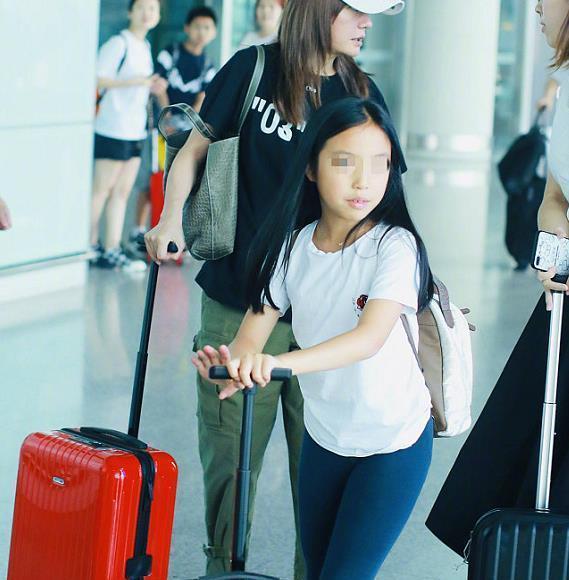 赵薇9岁女儿照片曝光，小四月大眼随妈，样貌却像了黄有龙