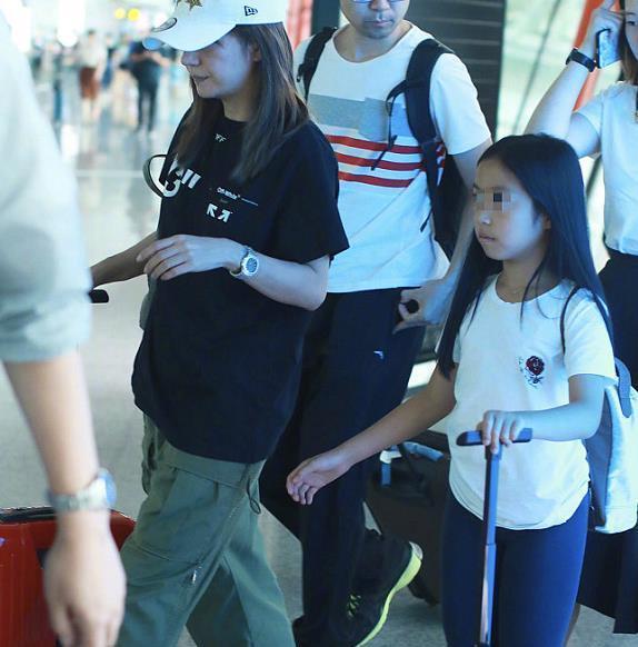 赵薇9岁女儿照片曝光，小四月大眼随妈，样貌却像了黄有龙