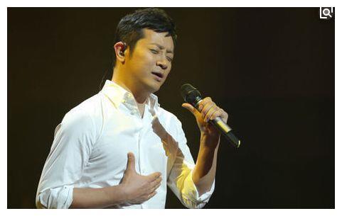 因为一首歌走红，却遭遇车祸，48岁未婚被誉为冻龄男神