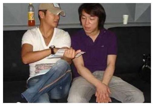 因为一首歌走红，却遭遇车祸，48岁未婚被誉为冻龄男神