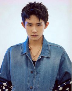 ​易烊千玺摘掉假发，形象英气十足，自己却吐槽是“狗啃”刘海？